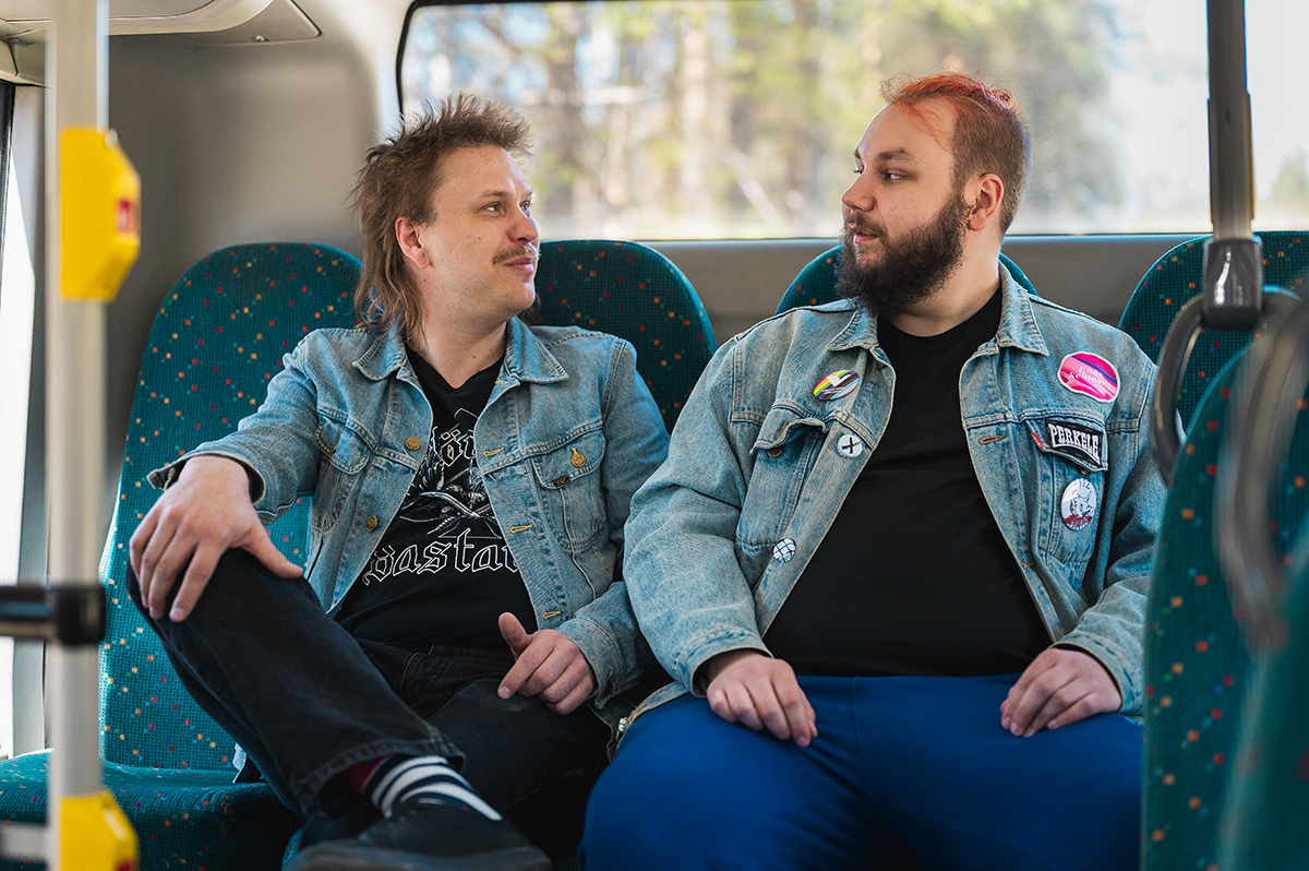 Älä suotta kinastele kumpi on kuskina