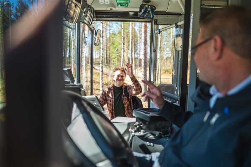 Matkustaja tervehtii linja-autonkuljettajaa.